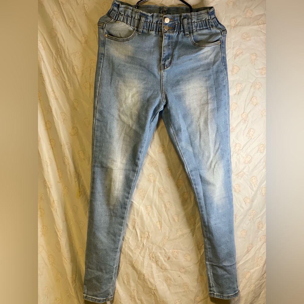 High waist Skinny jeans with a ruffle on top of the pants